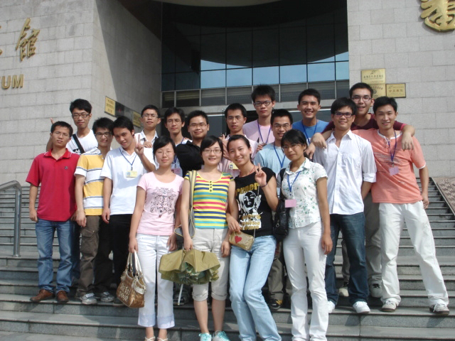 大學生參觀博物館